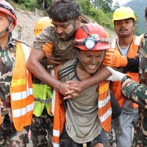 Equipes de resgate do Nepal buscam 900 trabalhadores de hidrelétricas