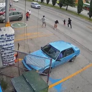 Vídeo: Homem salva criança de ser atropelada em rua movimentada no México