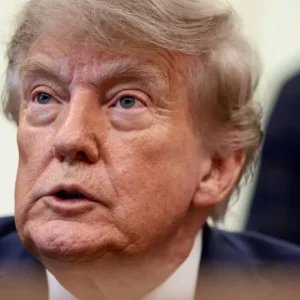 CNN e outros portais processam governo Trump por banir acesso à Casa Branca