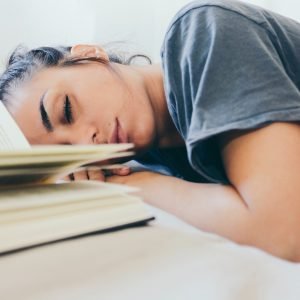 Dormir bem pode ajudar no desempenho escolar de adolescentes, mostra estudo
