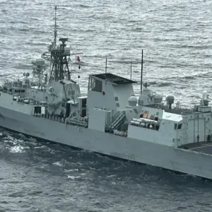 Navios de guerra da Nova Zelândia atravessam Estreito de Taiwan