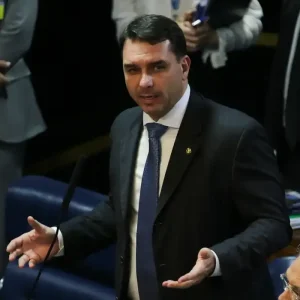 Defesa de Flávio Bolsonaro tentou mudar relatoria de Dark Horse