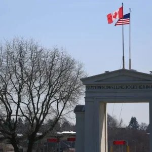 Loja dividida entre EUA e Canadá vira símbolo de guerra comercial; entenda