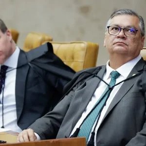 Vista de Dino coloca data de julgamentos sobre Moraes e Mendonça em xeque