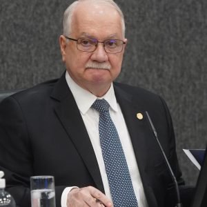 Fachin aguarda explicações de ministros para decidir sobre crise