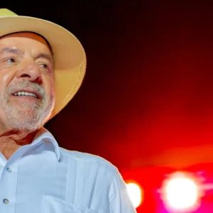 Pressionado, Lula cede a aliados, faz live e gravará “selfie”