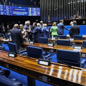 Aziz articula rito especial para levar PEC da escala 6×1 ao plenário
