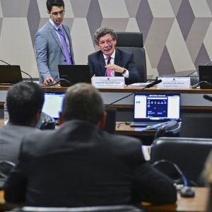 Ajustes no texto adiam votação da MP da “taxa das blusinhas”