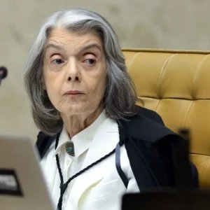 Cármen Lúcia deveria ter repreendido Gilmar em sessão, diz especialista