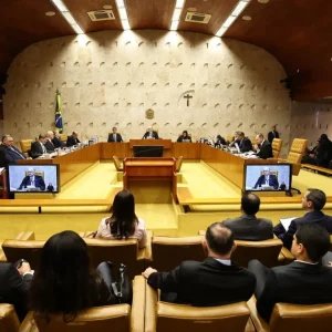 Sessão do STF é marcada por troca de acusações e expõe racha de ministros
