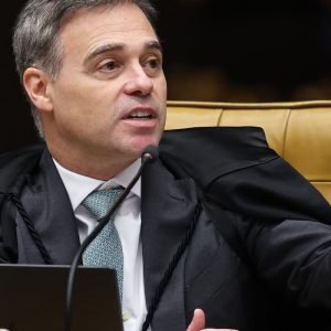 Mendonça acompanha Fachin e vota por julgamento separado de Moraes