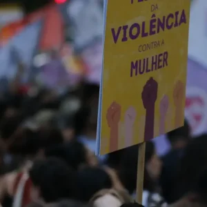 Governo dá 15 dias para plataformas informarem canais de denúncia de violência contra mulheres