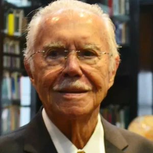 José Sarney continua internado e evolui em tratamento de pneumonia