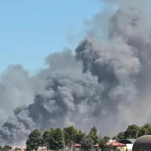 Caça F-4 da Grécia cai durante show aéreo perto de Atenas; pilotos morrem
