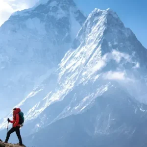 Xixi de alpinistas e combustíveis estão derretendo a geleira do Everest, diz estudo