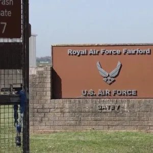 Homens são presos no Reino Unido por crimes com explosivos em base aérea