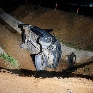Duas pessoas ficam feridas após carro sair da pista e capotar na BR-163 em Nova Mutum
