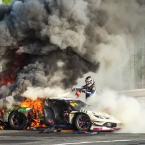 Piloto salva colega de carro em chamas após acidente em corrida na China