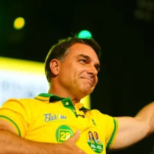 Flávio decide participar de debate mesmo sem a presença de Lula