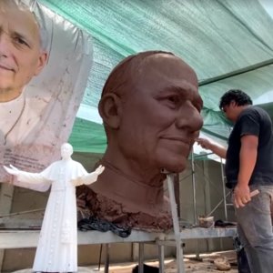 Peru se prepara para receber o papa Leão XIV com estátua gigante