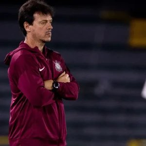 Fernando Diniz reclama de falta no gol do Estudiantes contra o Corinthians