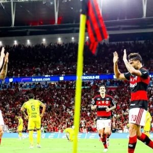 Jogadores do Flamengo reclamam do gramado após vitória