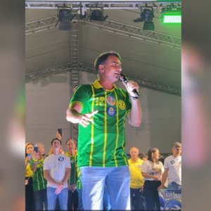 Flávio Bolsonaro diz que vai proteger STF de “laranjas podres”