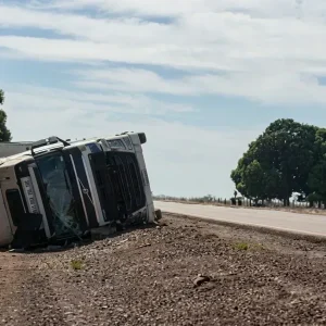 Carreta tomba na BR-070 e motorista é encontrado caminhando após acidente em Primavera do Leste; veja vídeo