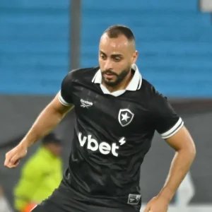 Botafogo recebe proposta milionária pelo atacante Arthur Cabral