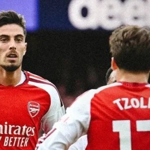 Arsenal vira sobre Chelsea e mantém campanha perfeita na Premier League