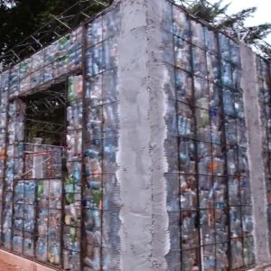 Homem usa garrafas plásticas e constrói vilarejo sustentável no Panamá