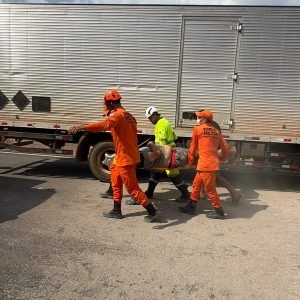 Homem fica preso às ferragens após carreta tombar na BR-163