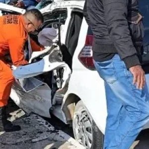Jovem de 20 anos fica em estado grave após carro bater em poste; pai pede orações pela filha