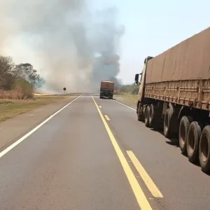 Incêndios na BR-163 em MT aumentam 37% em agosto e reforçam integração entre Bombeiros e Nova Rota