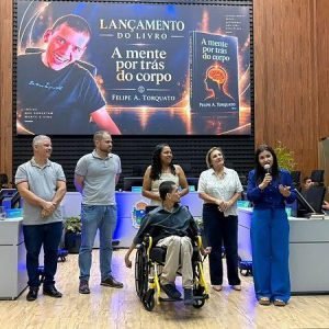 Jovem de 30 anos que escreve com os pés lança livro em Mato Grosso