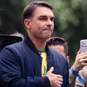 Equipe de Flávio aciona TSE contra Lula por suposto uso da máquina pública