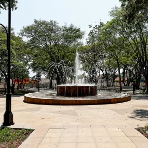 Bloqueio de calçadas por comércio em Chapada dos Guimarães entra na mira do Ministério Público de Mato Grosso
