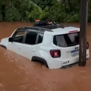 Vídeo: casal é resgatado de carro arrastado pela correnteza no RS