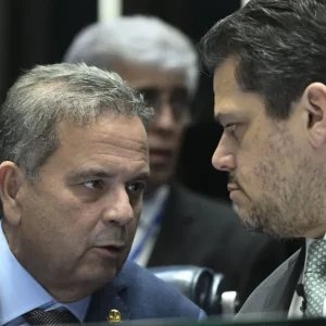 Oposição apresenta projeto para acelerar pedidos de impeachment no Senado
