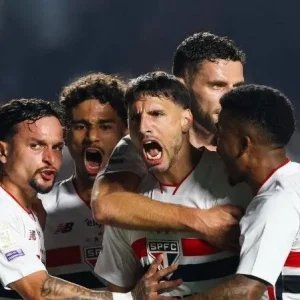 Em noite de protestos, São Paulo vence Internacional e afunda rival no Z-4