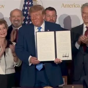 Trump brinca sobre plataforma: “Se for a maior, fiz um trabalho de m****”