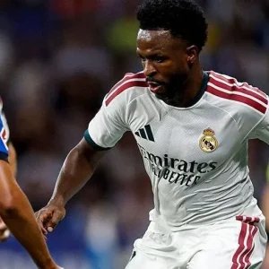 José Mourinho elogia Vinicius Jr., mas cobra atuação de “altíssimo nível”