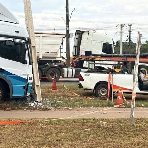 Caminhão bate em poste e deixa trânsito lento na rotatória da Galinha em Lucas do Rio Verde
