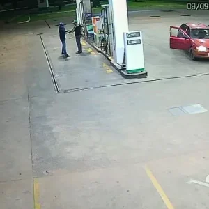 Polícia Civil prende dois suspeitos após roubo com arma de fogo em posto de combustível em Cuiabá; veja vídeo