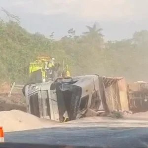 Carreta carregada com adubo tomba na BR-163 e deixa motorista em estado grave em Nova Mutum