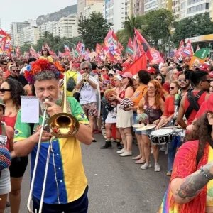 Apoiadores de Lula fazem ato em Copacabana uma semana antes da eleição