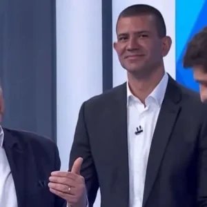 Em debate, Garotinho relembra programa “Leitinho Feliz” e candidatos riem