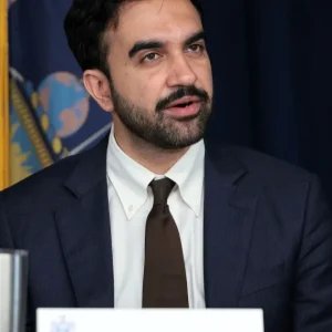 Prefeito de NY anuncia estratégia para combater o antissemitismo na cidade