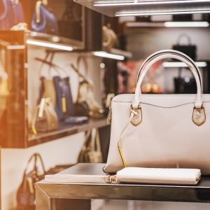 Por que ostentamos? O que a psicologia e a economia explicam sobre o consumo de luxo