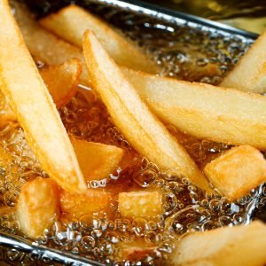 Reino Unido quer tirar frituras da merenda escolar; entenda os riscos desses alimentos